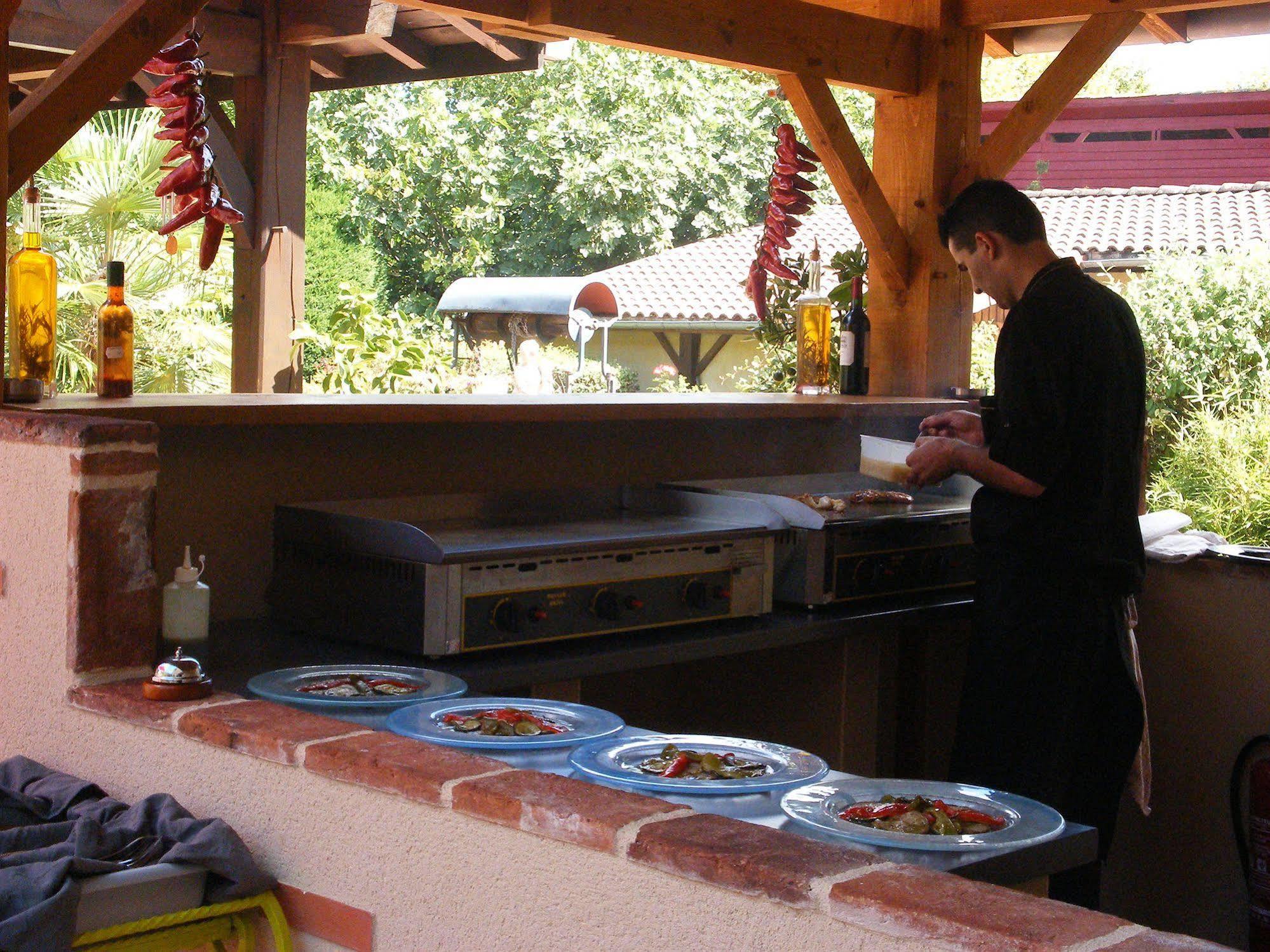 Hotel Restaurant Du Commerce Estang Bagian luar foto